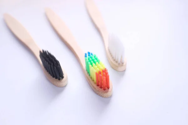 Бамбуковые зубные щетки для здоровой чистки зубов . — стоковое фото