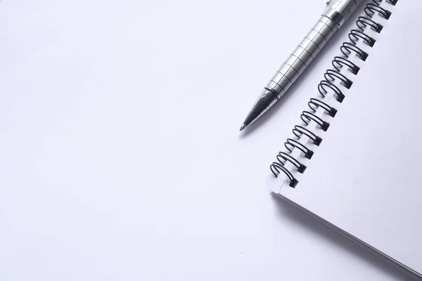 A jegyzettömb felső nézete és egy fehér toll a hellyel — Stock Fotó