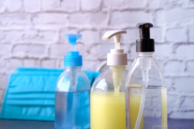 Masada ameliyat maskesi ve el dezenfektanı var. 