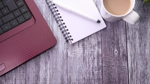 Šálek kávy, notebook a notebook se seznamem úkolů — Stock video