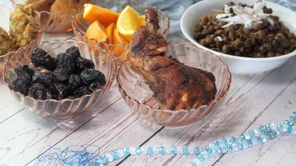 Vista de ángulo alto de la comida del Ramadán en un plato — Vídeos de Stock