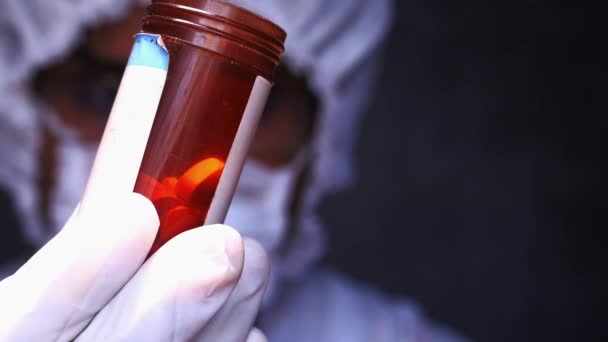 Médico mão segurando recipiente pílula com espaço de cópia — Vídeo de Stock