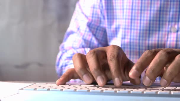 Podnikatel psaní na klávesnici v kanceláři stolu — Stock video