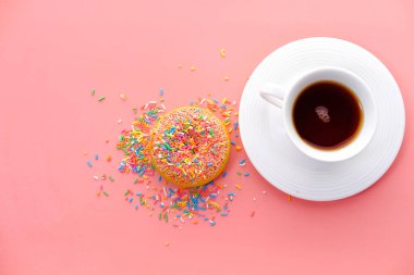 En iyi donut manzarası ve pembe arka planda kahve 