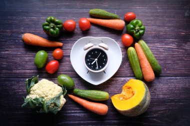 Yemek saati ve taze sebze..