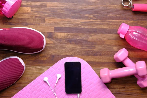 Smartfon z hantlami słuchawkowymi, podłóg do butów i mat do ćwiczeń — Zdjęcie stockowe