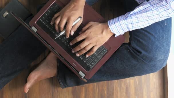Εργασία από το σπίτι έννοια, νεαρός άνδρας δακτυλογράφηση σε φορητό υπολογιστή — Αρχείο Βίντεο
