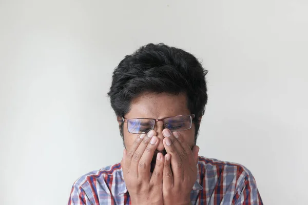 Zieke man kreeg griepallergie niezen en snuit neus — Stockfoto