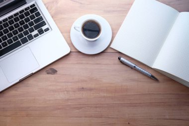 Dizüstü bilgisayarın üst görünümü, not defteri, kopyalama alanı olan çay.