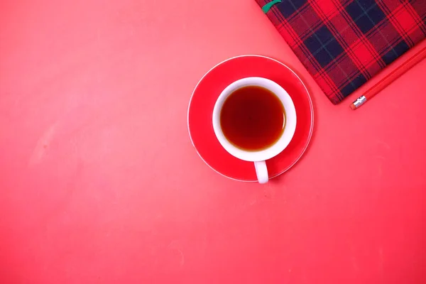 Vista superior del bloc de notas, té sobre fondo rojo con espacio para copiar — Foto de Stock