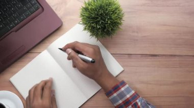 Ofisteki not defterine el yazısı yazısının en üst görünümü 