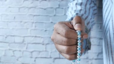 Müslüman adam Ramazan boyunca fotokopi aletiyle dua ediyor 