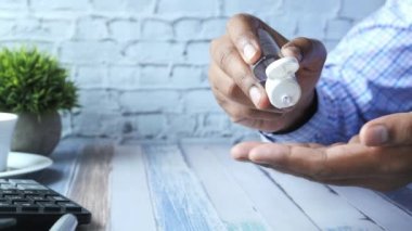 El dezenfektanı, kapat. 