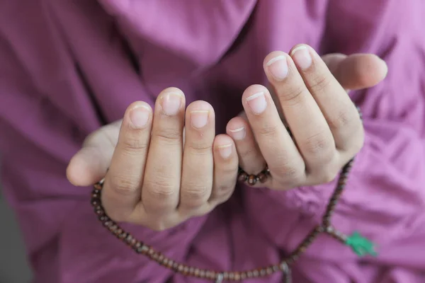 Junge muslimische Frauen beten während des Ramadans — Stockfoto