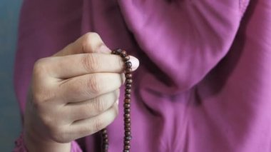 Ramazan 'da namaz kılan genç müslüman kadınlar 
