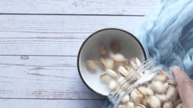 Fıstıklı tuzlu fıstık kaseye dökülüyor. 