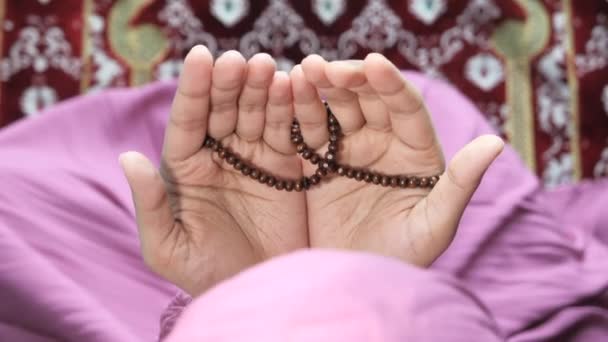 Vista de ángulo alto de las mujeres musulmanas con pañuelo en la cabeza rezando durante el ramadán — Vídeos de Stock