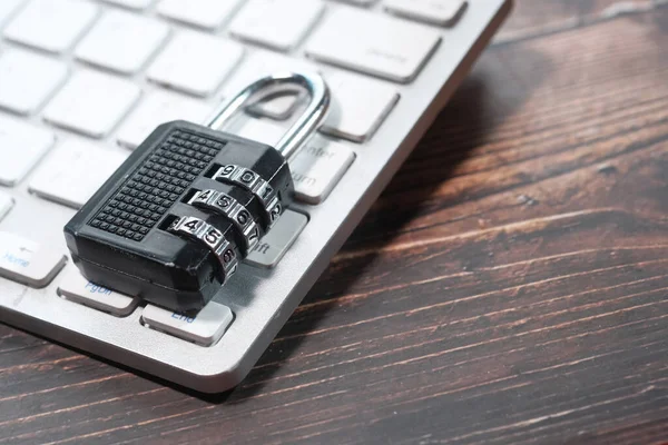 Padlock pada keyboard. Konsep keamanan informasi privasi data internet — Stok Foto