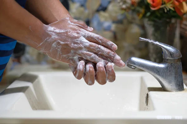 Manos con agua tibia jabón usando gel desinfectante de manos —  Fotos de Stock