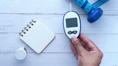  Pembe üzerinde kan şekeri ölçüm kitleri, haplar ve termometre 