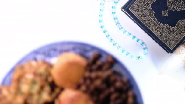 Vysoký úhel pohledu na osobu ruka přinést ramadánu potravin na stůl . — Stock video