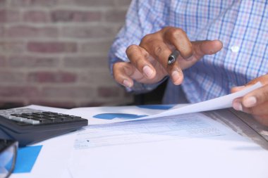 Kopya alanı ile finansal verileri analiz eden iş adamı 