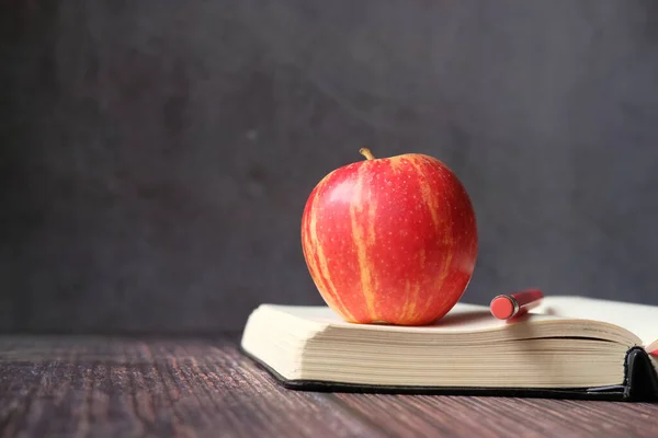 Gros plan de pomme sur un livre sur la table — Photo