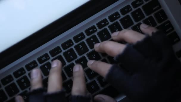 Hacker hand stelen van gegevens van laptop 's nachts — Stockvideo