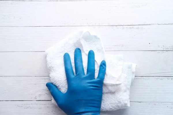 青いゴム手袋のクリーニングテーブルの手 — ストック写真