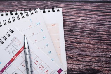 Ofis masasında bir yığın takvim ve kalem