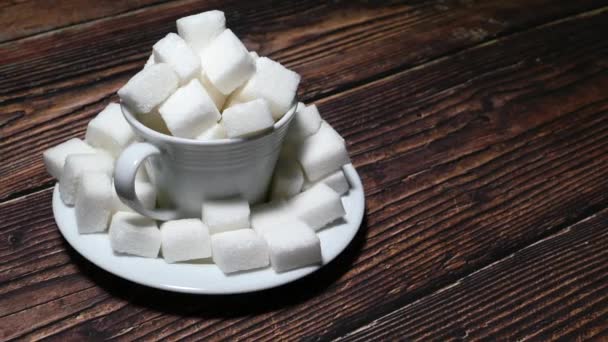 Nahaufnahme von Tee und Zuckerwürfel auf schwarzem Hintergrund. — Stockvideo