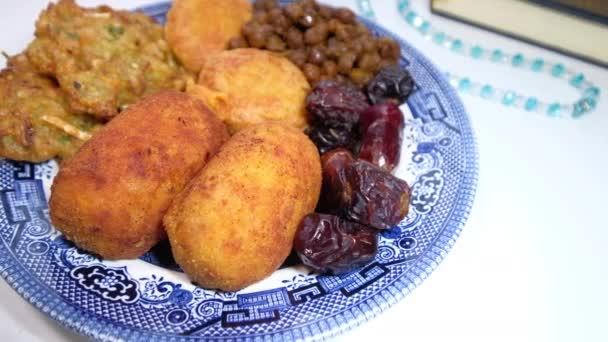 Високий кут зору рамадійської їжі в тарілці. — стокове відео