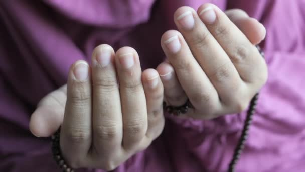 Acercamiento de las manos musulmanas mujeres rezando — Vídeos de Stock