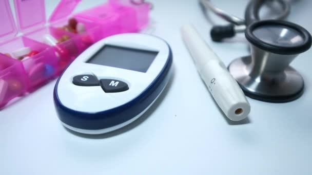 Kit di misurazione dello zucchero nel sangue per il diabete su sfondo bianco — Video Stock