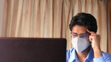 Evden çalışan bir adam. Laptop kullanılıyor.