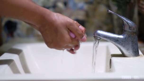 Χέρια με σαπούνι ζεστό νερό χρησιμοποιώντας τζελ απολυμαντικό χεριών — Αρχείο Βίντεο