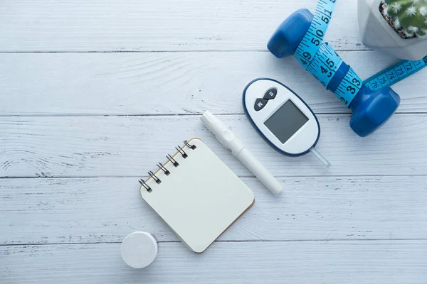 Kits de medição de açúcar no sangue para diabetes com haltere na mesa — Fotografia de Stock