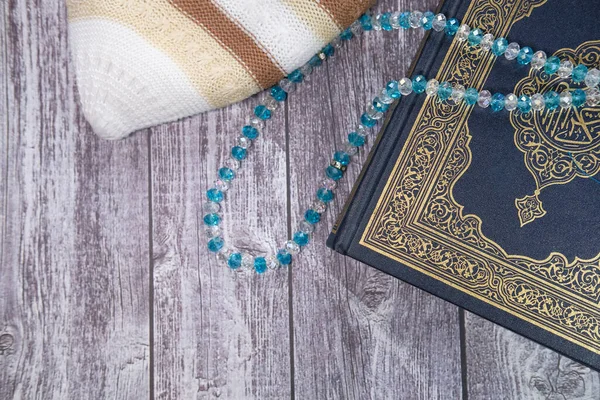 Al-Qur 'an kitab suci bagi umat Islam selama sebelas bulan sultan Ramadan. — Stok Foto