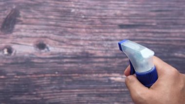 Sprey şişesi ve temizlik masası. 