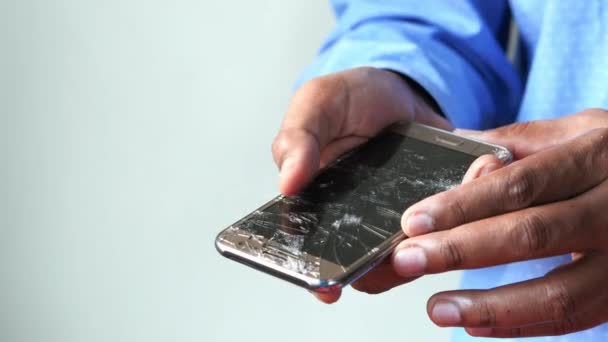 Hand houden gebroken smartphone met leeg scherm — Stockvideo