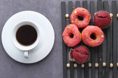 Siyah arka planda kahve ve çöreklerin üst görüntüsü 