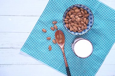 Masada badem fıstığı ve süt var. 