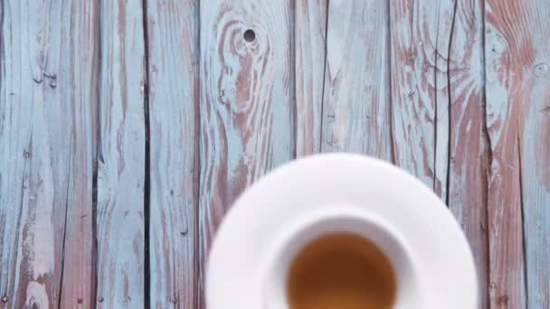 Hombre sosteniendo taza de té caliente en la mesa  . — Vídeos de Stock