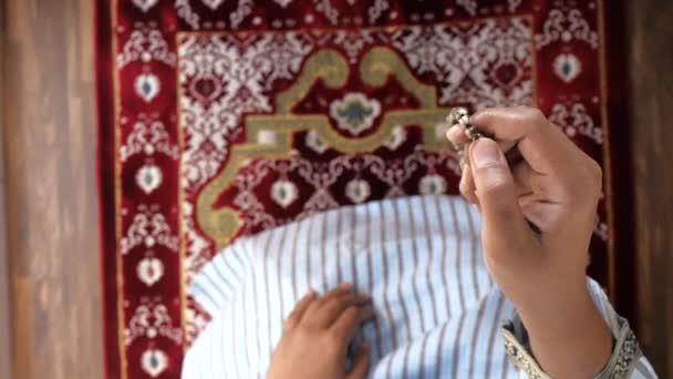 Moslim man hand bidden tijdens ramadan, Close up — Stockvideo