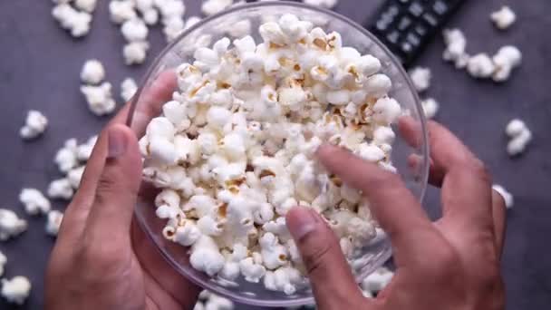 Ręka człowieka trzymając miskę popcornu — Wideo stockowe