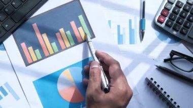 Kopya alanı ile finansal verileri analiz eden iş adamı 