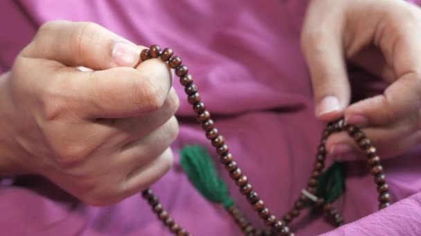 Κοντινό πλάνο των μουσουλμάνων γυναικών τα χέρια προσεύχονται — Αρχείο Βίντεο