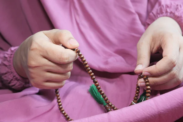 Close up de mulheres muçulmanas mãos rezando — Fotografia de Stock