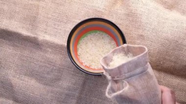 Masa örtüsü üzerinde pirinç, üst manzara..