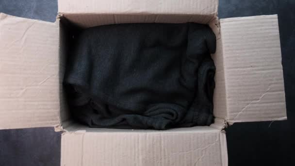 Adománygyűjtő doboz adománygyűjtő ruhával egy fa asztalon . — Stock videók